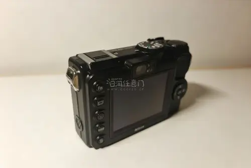 7月海淘CCD圆满下车，一直很喜欢尼康P系列，终于蹲到两台尼康P5100经典复古相机，1210万像素，3.5倍光学变焦，镁合金机身。国内溢价很高的日系复古卡片机，海淘轻轻松松蹲到成色完好机子。