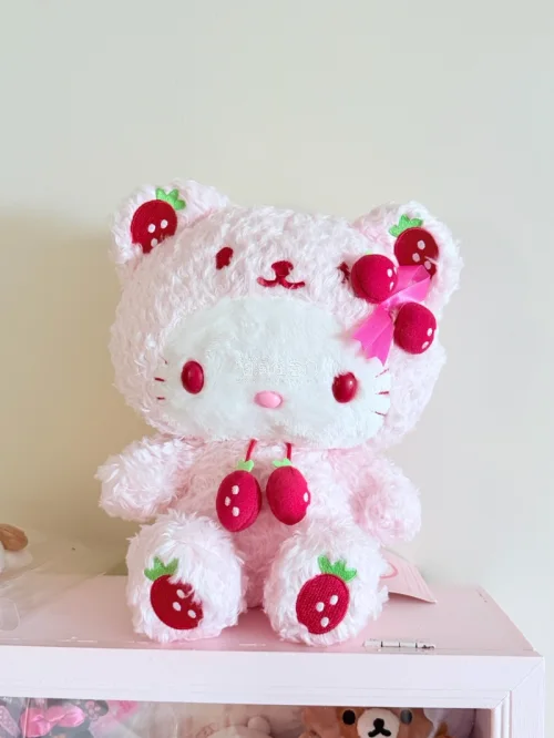 这款草莓主题Hello Kitty到手体验格外惊喜，粉嫩的卷毛绒手感软糯蓬松，各处草莓刺绣、立体配饰做工精致细腻，不存在粗糙跳线的问题。包裹打包严实，玩偶抵达时品相完好，实物和参考图基本没有色差，日常摆在桌面装饰十分好看，这是我第一次海淘购物体验很舒心，十分满意这次...