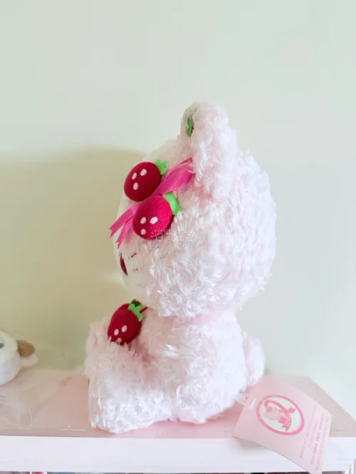 这款草莓主题Hello Kitty到手体验格外惊喜，粉嫩的卷毛绒手感软糯蓬松，各处草莓刺绣、立体配饰做工精致细腻，不存在粗糙跳线的问题。包裹打包严实，玩偶抵达时品相完好，实物和参考图基本没有色差，日常摆在桌面装饰十分好看，这是我第一次海淘购物体验很舒心，十分满意这次...