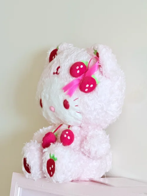 这款草莓主题Hello Kitty到手体验格外惊喜，粉嫩的卷毛绒手感软糯蓬松，各处草莓刺绣、立体配饰做工精致细腻，不存在粗糙跳线的问题。包裹打包严实，玩偶抵达时品相完好，实物和参考图基本没有色差，日常摆在桌面装饰十分好看，这是我第一次海淘购物体验很舒心，十分满意这次...