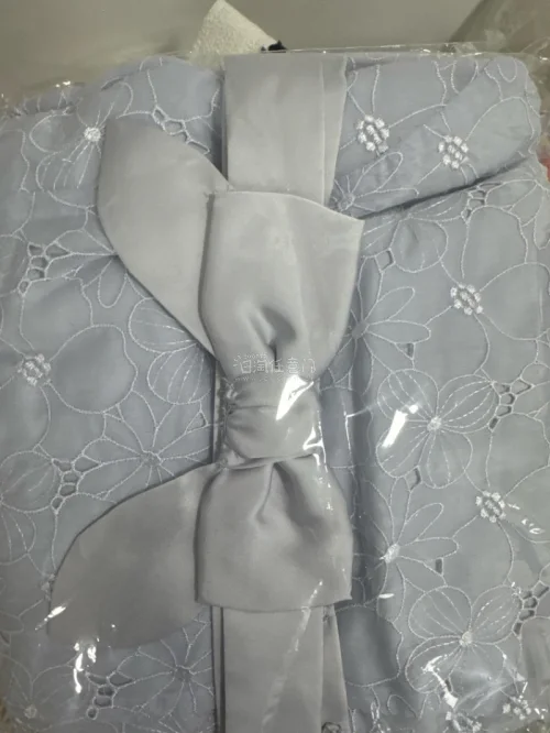 开箱来了，这次是新买的一个日牌小裙子，给折叠得整整齐齐，颜色很好看的季风蓝色，非常清新，价格很优惠，满意～