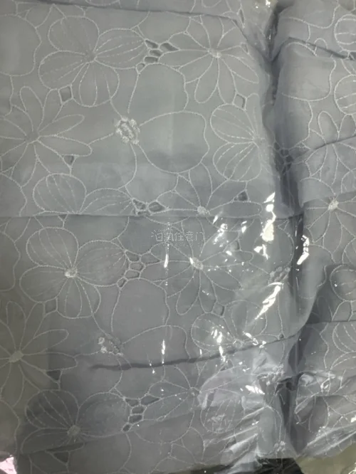 开箱来了，这次是新买的一个日牌小裙子，给折叠得整整齐齐，颜色很好看的季风蓝色，非常清新，价格很优惠，满意～