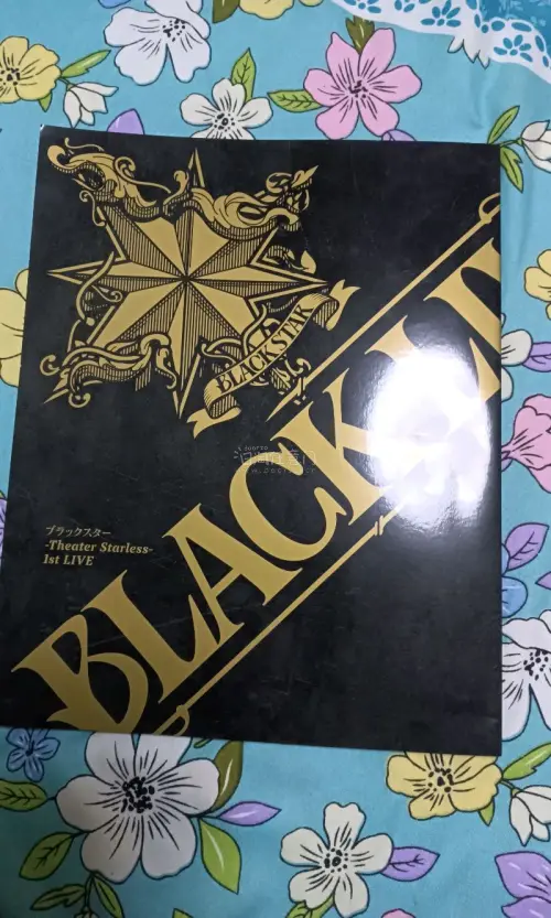 這次買書和CD的體驗真的讓我非常驚喜！非常滿意價格，性價比簡直高到沒話說比國內二手市場便宜很多，到手書本也幾乎是全新的狀態，內頁乾淨平整，沒有任何折痕或發黃的痕跡，CD的外盒和歌詞本都保護得很好，光盤也沒有磨損或破損，非常滿意的一次購物體驗！
