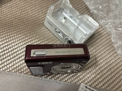 f450好价蹲了好久，终于蹲到了。物流很给力，很快就到手了，手感超棒。搭配之前一单挖煤姬海淘的f440充电底座，刚刚好。操作之后，发现依旧可以设置中文。就是老机器每次拆换电池都会设置重制。机器十分小巧，拿在手里像一块小蛋糕。真的好喜欢。
