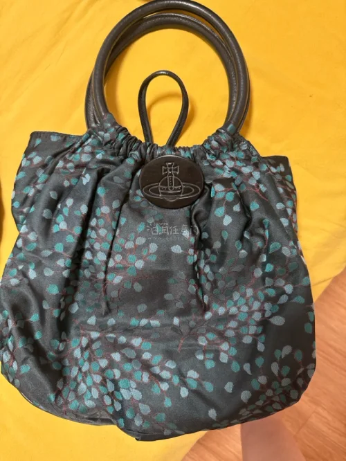 第一次在挖煤姬上买包包，一共买了3个，总价值2万日元，没有加其他服务，税费一共不到2百，物流也很快，包包都很满意，有正常的使用痕迹，但没有隐藏的瑕疵，下次还会使用。推荐推荐推荐