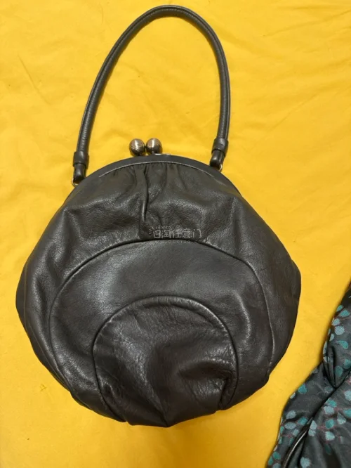 第一次在挖煤姬上买包包，一共买了3个，总价值2万日元，没有加其他服务，税费一共不到2百，物流也很快，包包都很满意，有正常的使用痕迹，但没有隐藏的瑕疵，下次还会使用。推荐推荐推荐