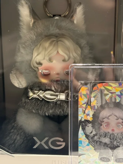 心心念念的SKULLPANDA与XG联名限定狼娃挂件终于收到，盒子四角尖尖简直完美！日系酷飒造型氛围感拉满。多亏挖煤姬代拍煤炉，操作简单支付方便，全程物流透明，收藏党狂喜！