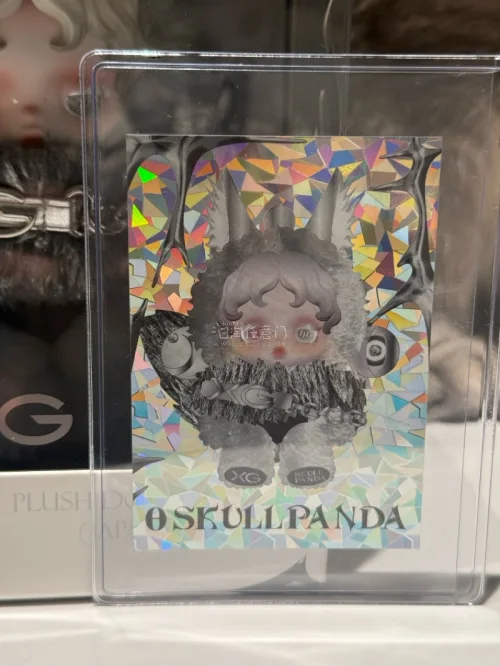 心心念念的SKULLPANDA与XG联名限定狼娃挂件终于收到，盒子四角尖尖简直完美！日系酷飒造型氛围感拉满。多亏挖煤姬代拍煤炉，操作简单支付方便，全程物流透明，收藏党狂喜！
