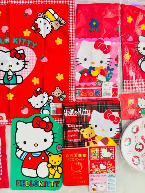 拿到手太惊喜了！经典信封轮廓搭配Hello Kitty金属饰扣，少女心满满。面料柔软顺滑，摸起来很有质感，印花清晰不掉色。走线工整、包边精细，没有多余线头。