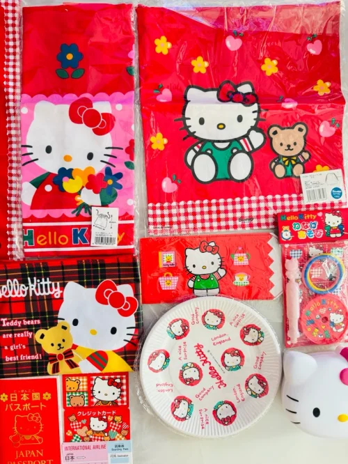 拿到手太惊喜了！经典信封轮廓搭配Hello Kitty金属饰扣，少女心满满。面料柔软顺滑，摸起来很有质感，印花清晰不掉色。走线工整、包边精细，没有多余线头。