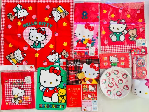 拿到手太惊喜了！经典信封轮廓搭配Hello Kitty金属饰扣，少女心满满。面料柔软顺滑，摸起来很有质感，印花清晰不掉色。走线工整、包边精细，没有多余线头。