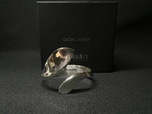 收到这款中古风格的银饰手镯，真的太惊喜了！流线型的解构设计充满现代艺术感，银质光泽细腻且极具分量。上手效果绝佳，既能修饰手腕线条，又自带一种独特的冷冽高级感，无论是日常还是搭配特定风格都很出彩。包装也非常用心，是一次完美的购物体验！
