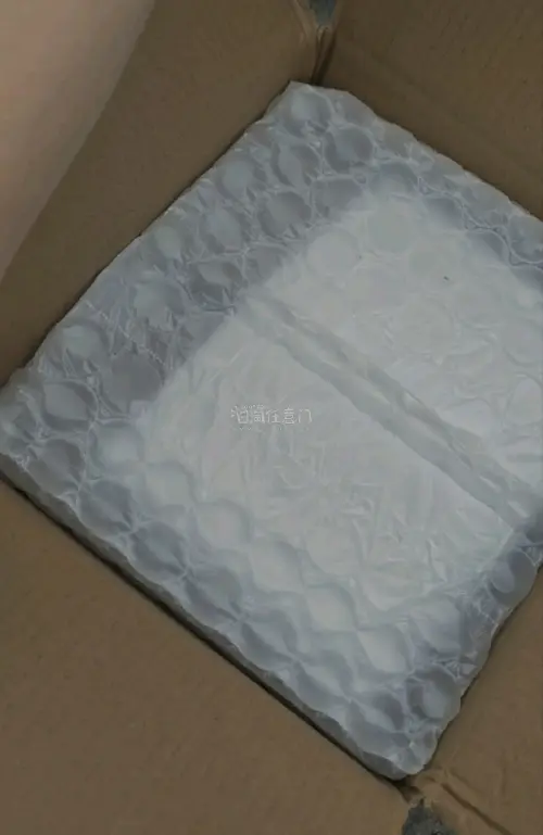 这次等了好久哎，清关都清了七八天吧，中途还改了地址。实物到手挺美的，下半年实习就可以背这个包装电脑了哈哈哈