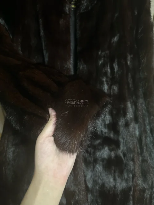 又在挖煤姬成功淘到两件超满意的皮草！一件110cm长款水貂大衣，复古版型，毛峰顺滑；还有一件海狸绒外套，质感真的一绝，软糯密实。真的建议大家反季入手中古皮草，价格划算很多！挖煤姬操作方便、选择丰富，海淘体验超棒，省心又省钱！
