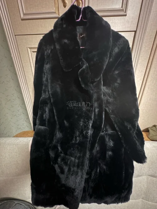 又在挖煤姬成功淘到两件超满意的皮草！一件110cm长款水貂大衣，复古版型，毛峰顺滑；还有一件海狸绒外套，质感真的一绝，软糯密实。真的建议大家反季入手中古皮草，价格划算很多！挖煤姬操作方便、选择丰富，海淘体验超棒，省心又省钱！
