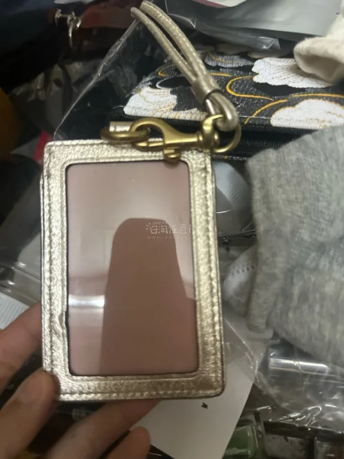 非常美的一个装卡片的牌牌～这么精致的细节对比的价格真的是天花板级别的了。物流也很快 客服也很好 就是回复速度更快就好了 增加人手哈哈哈