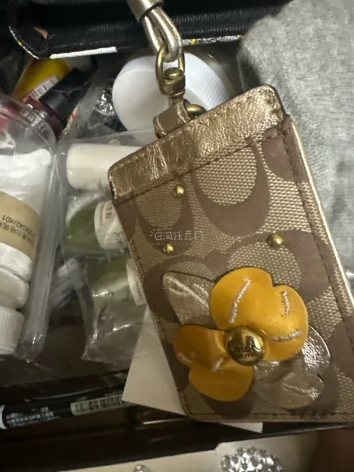 非常美的一个装卡片的牌牌～这么精致的细节对比的价格真的是天花板级别的了。物流也很快 客服也很好 就是回复速度更快就好了 增加人手哈哈哈