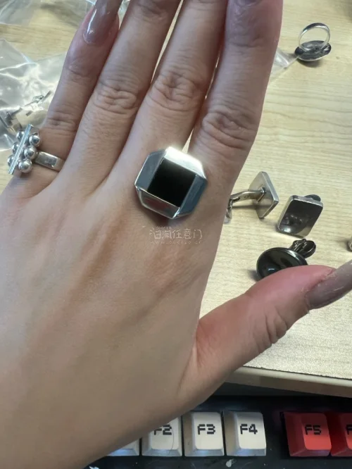 非常满意的一次购物！这次收到的几件中古纯银首饰质感极佳，手工的温度与岁月的沉淀感扑面而来。无论是独特的几何造型戒指，还是做工精湛的袖扣，设计都非常有辨识度，完全不输现代大牌。实物比照片更有光泽和分量感，佩戴效果绝佳，是一次极其完美的淘货体验，入股不亏！