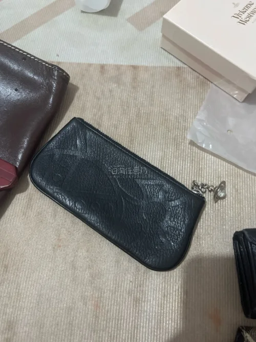来煤炉购物了很多次啦 每次都能买到很喜欢的东西 物美价廉 这次买了几个包包和钱包 收到手太喜欢啦～煤炉真的是个特别好的购物平台 