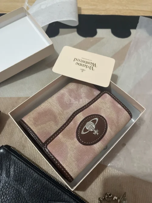 来煤炉购物了很多次啦 每次都能买到很喜欢的东西 物美价廉 这次买了几个包包和钱包 收到手太喜欢啦～煤炉真的是个特别好的购物平台 