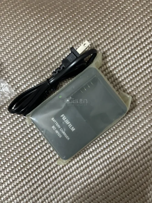 现在买个相机，连充电器也不送。于是去搜充电器。发现官旗店直接下架买不到。所以想到了淘一个吧。打开了挖煤机，找到了性价比还可以的买了一个箱说全的w126s充电器。买完想着，要不再买个旧版w126。充电模式更方便，也能方便多一个选择。然后顺带又看下了镜头遮光罩，因为我买...