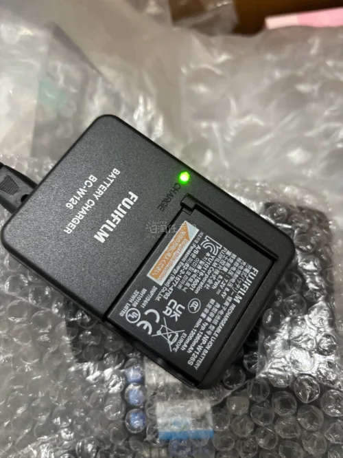 现在买个相机，连充电器也不送。于是去搜充电器。发现官旗店直接下架买不到。所以想到了淘一个吧。打开了挖煤机，找到了性价比还可以的买了一个箱说全的w126s充电器。买完想着，要不再买个旧版w126。充电模式更方便，也能方便多一个选择。然后顺带又看下了镜头遮光罩，因为我买...