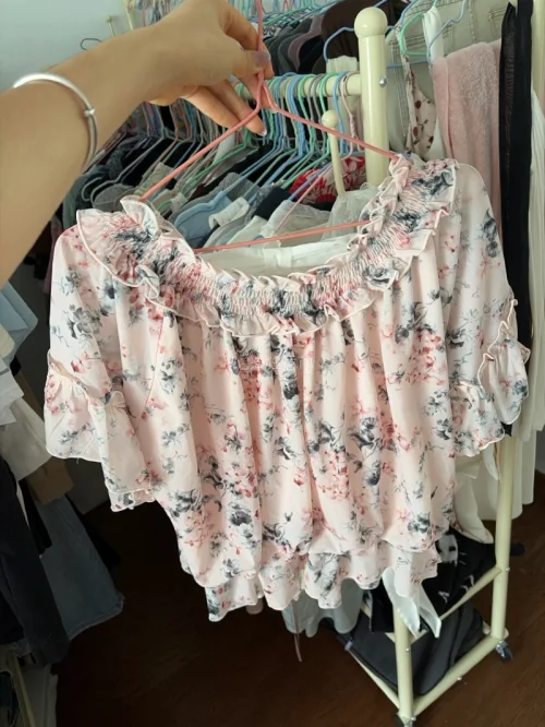 最近入的古着圈子 很喜欢以前风格的衣服价格也合适 而且国际快递到手很快很喜欢 衣服到手香香的 特地洗过的味道 日本国内发货也很快