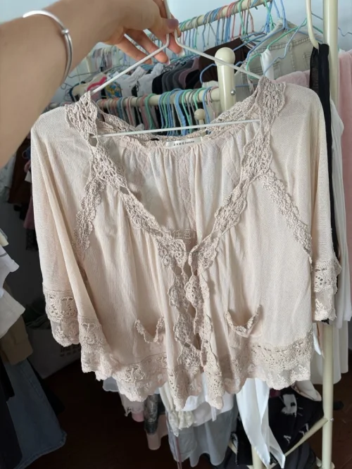 最近入的古着圈子 很喜欢以前风格的衣服价格也合适 而且国际快递到手很快很喜欢 衣服到手香香的 特地洗过的味道 日本国内发货也很快