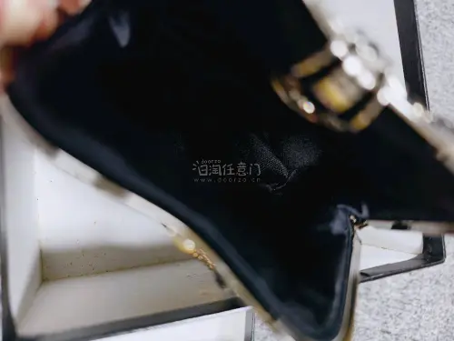 这款手工包做工超细腻，走线工整没有多余线头，面料质感柔和，版型精致耐看。手作细节满满，容量日常够用，性价比很高，越看越喜欢，非常值得入手！