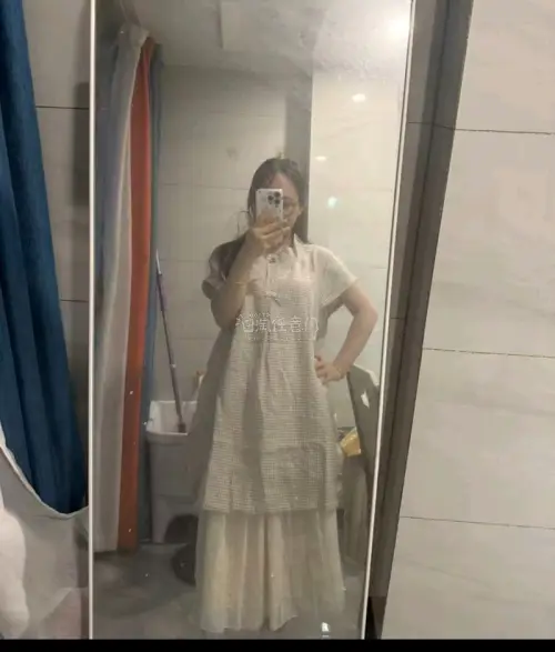 特别特别美的裙子，终于学会了在挖煤姬上淘古着了，可以好价买到许多可可爱爱的美丽古着，非常非常萌，并且工作人员很耐心地解答问题