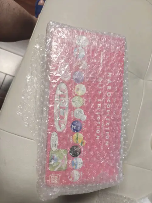 包装防护超到位，全套哈罗礼盒+FW高达都用气泡膜严实包裹，盒子完好无压痕！万代正品做工在线，哈罗款式丰富颜值可爱，强袭自由机体细节精致，胶佬一次集齐太满足，发货速度快，收藏党闭眼冲！
