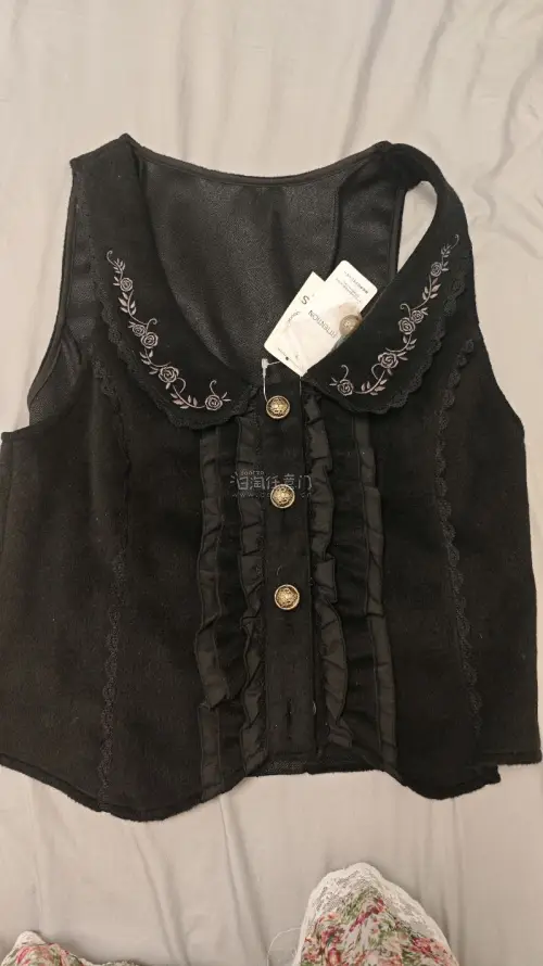 axes三件中古美衣成色超新！深棕蕾丝衬衫温柔复古，玫瑰刺绣黑马甲精致百搭，毛呢大衣花边做工重工，cla系日常、拍lo正片都适配，挖煤淘到宝啦