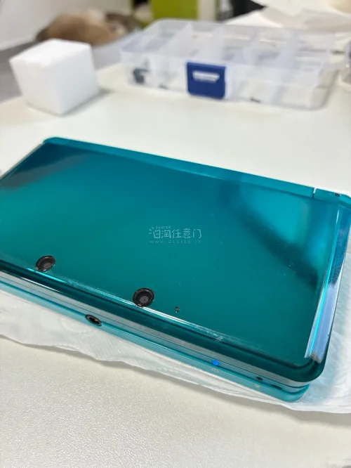 终于顺利收到这台湖蓝色初代3DS，成色超出我的预期！整机外壳完好无大划痕，开合转轴紧实不松动，上下两块屏幕显示清晰无黑斑，按键、触屏、3D功能全部正常。卖家打包细致牢固，物流速度也很快，日版老小三拿在手里复古感拉满，玩NDS、3DS游戏体验很棒，这次海淘购物全程省心...