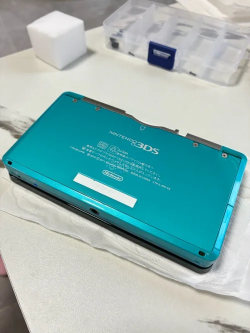 终于顺利收到这台湖蓝色初代3DS，成色超出我的预期！整机外壳完好无大划痕，开合转轴紧实不松动，上下两块屏幕显示清晰无黑斑，按键、触屏、3D功能全部正常。卖家打包细致牢固，物流速度也很快，日版老小三拿在手里复古感拉满，玩NDS、3DS游戏体验很棒，这次海淘购物全程省心...