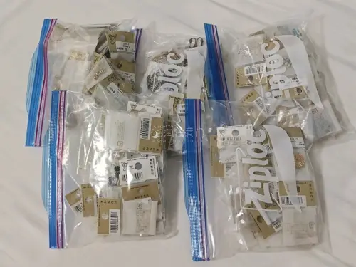 之前在网上买过几次珠子都踩雷了，这次到手拆开包装就觉得不错。珠子圆度很均匀大小一致，表面光滑没有划痕或坑洼，光泽自然不是那种廉价的亮感。拿在手里分量刚好不轻飘，摸着触感温润不粗糙，穿成手串戴了几天也没掉色或磨损，朋友看到都问我在哪买的，已经收藏准备再入一批做其他饰品...