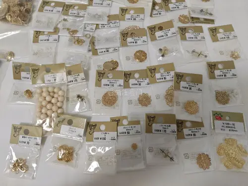 之前在网上买过几次珠子都踩雷了，这次到手拆开包装就觉得不错。珠子圆度很均匀大小一致，表面光滑没有划痕或坑洼，光泽自然不是那种廉价的亮感。拿在手里分量刚好不轻飘，摸着触感温润不粗糙，穿成手串戴了几天也没掉色或磨损，朋友看到都问我在哪买的，已经收藏准备再入一批做其他饰品...