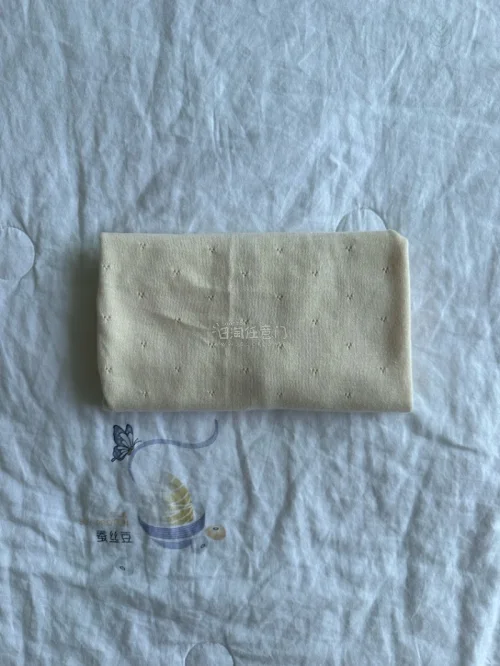 收到货真的超出预期！浅奶杏色特别显温柔，小V领三粒扣设计简约耐看，全身小镂空波点细节很精致。面料柔软轻薄，贴身穿完全不扎皮肤，全新带原装吊牌，保存得很好没有污渍勾丝。卖家打包细心严实，发货也很快，日系百搭款太喜欢了，回购推荐！
