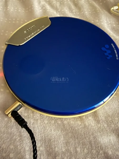 索尼D-NE820是2004年末推出的一款中端CD随身听，属于NE系列末期经典型号之一。它凭借出众的性价比和时尚设计，在众多CD随身听中脱颖而出。

· 市场定位：作为该系列中最具性价比的机型，NE820在保留核心音乐功能的同时，以更亲民的价格面向大众市场。
· 外...