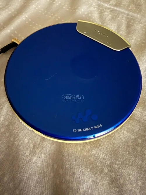 索尼D-NE820是2004年末推出的一款中端CD随身听，属于NE系列末期经典型号之一。它凭借出众的性价比和时尚设计，在众多CD随身听中脱颖而出。

· 市场定位：作为该系列中最具性价比的机型，NE820在保留核心音乐功能的同时，以更亲民的价格面向大众市场。
· 外...