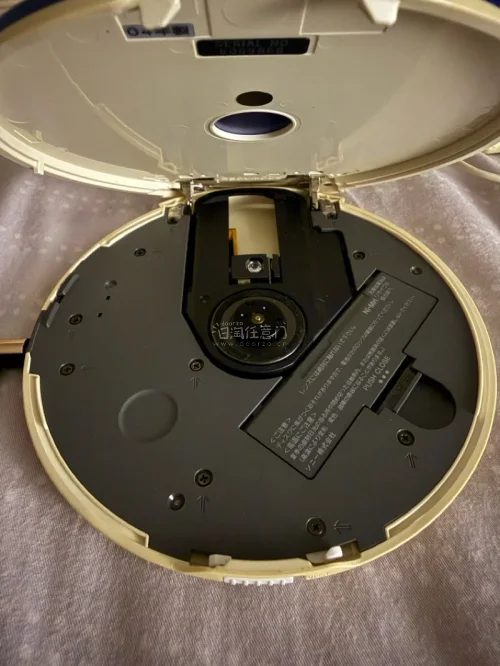 索尼D-NE820是2004年末推出的一款中端CD随身听，属于NE系列末期经典型号之一。它凭借出众的性价比和时尚设计，在众多CD随身听中脱颖而出。

· 市场定位：作为该系列中最具性价比的机型，NE820在保留核心音乐功能的同时，以更亲民的价格面向大众市场。
· 外...