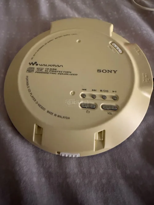 索尼D-NE820是2004年末推出的一款中端CD随身听，属于NE系列末期经典型号之一。它凭借出众的性价比和时尚设计，在众多CD随身听中脱颖而出。

· 市场定位：作为该系列中最具性价比的机型，NE820在保留核心音乐功能的同时，以更亲民的价格面向大众市场。
· 外...