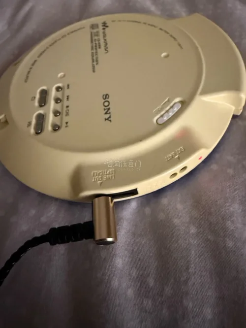 索尼D-NE820是2004年末推出的一款中端CD随身听，属于NE系列末期经典型号之一。它凭借出众的性价比和时尚设计，在众多CD随身听中脱颖而出。

· 市场定位：作为该系列中最具性价比的机型，NE820在保留核心音乐功能的同时，以更亲民的价格面向大众市场。
· 外...