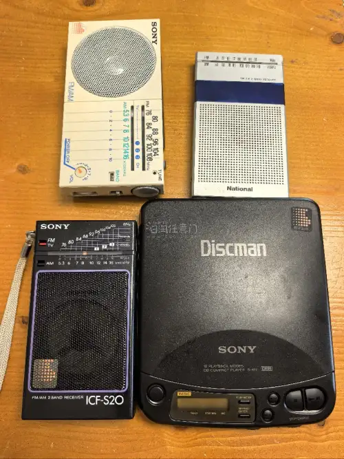 挖煤姬海淘复古音频小件开箱分享｜日系老收音+Discman
在挖煤姬蹲到一套心仪的昭和随身音频设备，全部日本煤炉入手，简单聊聊收货体验?
? 藏品清单
索尼 ICF-S20 便携二波段收音机（黑紫经典款，带TV旧频段，日版本土机）
索尼老式FM/AM便携收音机（米白...