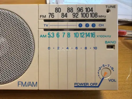 挖煤姬海淘复古音频小件开箱分享｜日系老收音+Discman
在挖煤姬蹲到一套心仪的昭和随身音频设备，全部日本煤炉入手，简单聊聊收货体验?
? 藏品清单
索尼 ICF-S20 便携二波段收音机（黑紫经典款，带TV旧频段，日版本土机）
索尼老式FM/AM便携收音机（米白...