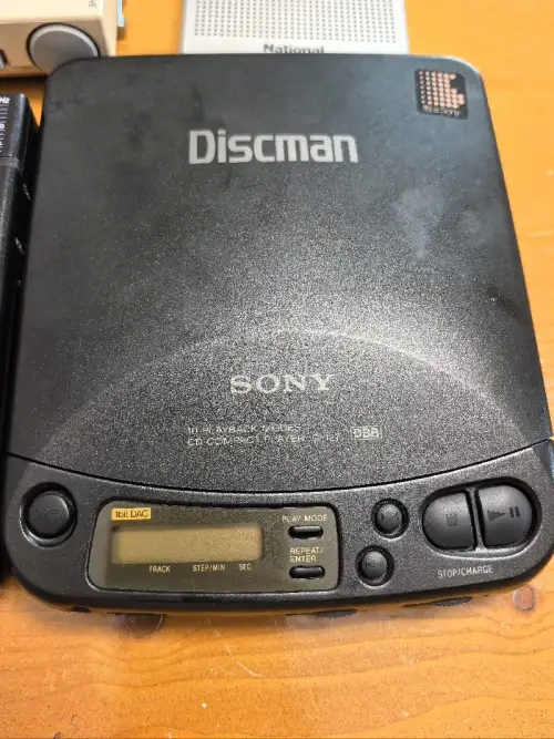 挖煤姬海淘复古音频小件开箱分享｜日系老收音+Discman
在挖煤姬蹲到一套心仪的昭和随身音频设备，全部日本煤炉入手，简单聊聊收货体验?
? 藏品清单
索尼 ICF-S20 便携二波段收音机（黑紫经典款，带TV旧频段，日版本土机）
索尼老式FM/AM便携收音机（米白...