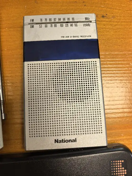 挖煤姬海淘复古音频小件开箱分享｜日系老收音+Discman
在挖煤姬蹲到一套心仪的昭和随身音频设备，全部日本煤炉入手，简单聊聊收货体验?
? 藏品清单
索尼 ICF-S20 便携二波段收音机（黑紫经典款，带TV旧频段，日版本土机）
索尼老式FM/AM便携收音机（米白...