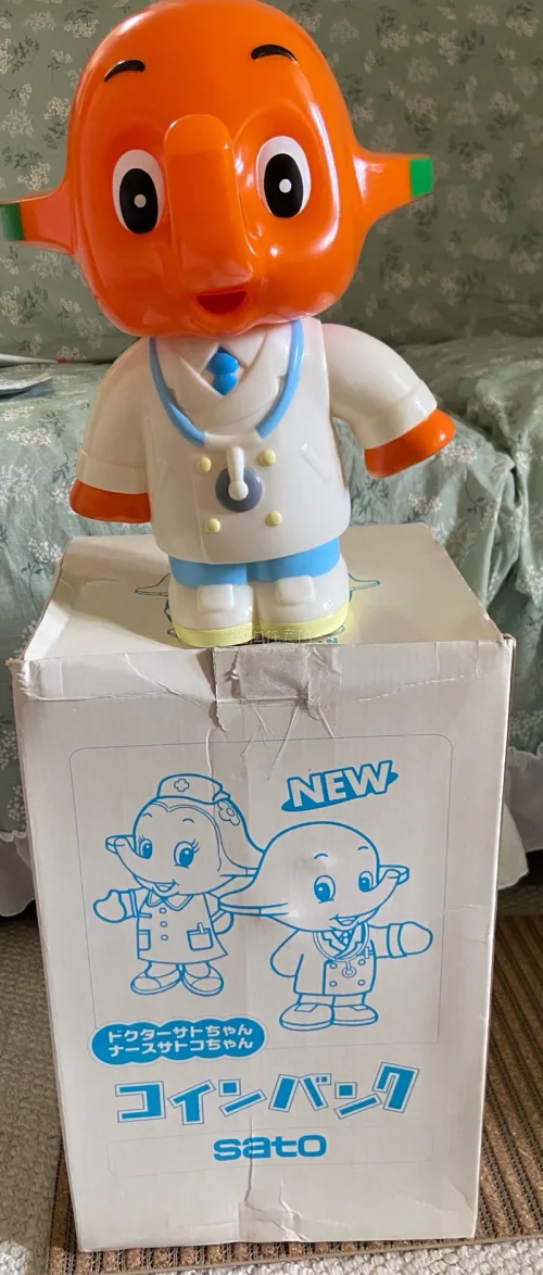 这次淘到了一个佐藤象的手办和一条中古手帕，选择的竹蜻蜓物流也是很快呢，收到货后包裹的非常严实，里三层外三层的泡沫填满了整个物流箱子，真的让人非常安心！下次我还会选择挖煤姬！