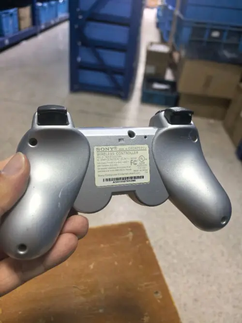 这次来的是PS3的无线银色手柄。下面是功能简介，PS3 银色无线手柄 (DualShock 3 Satin Silver) 
 型号：Sony 原装 CECHZC2U，satin silver（哑光银/绸缎银） 经典人体工学握把，银色磨砂金属质感外壳，搭配黑色摇杆与...