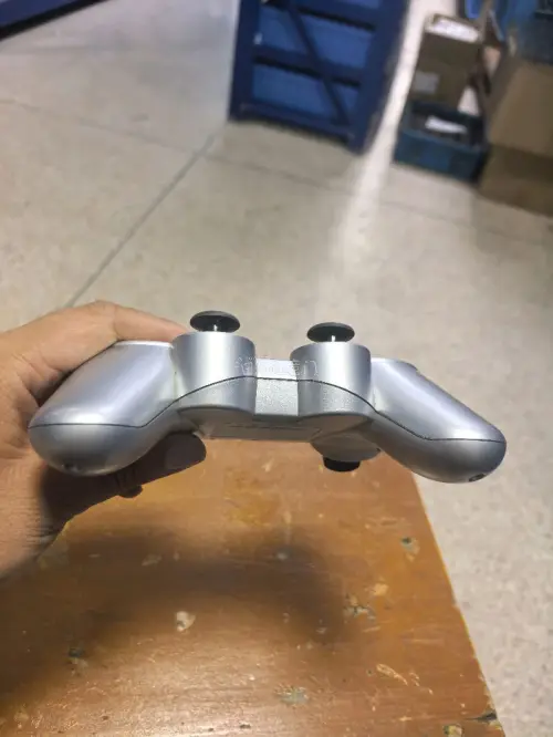 这次来的是PS3的无线银色手柄。下面是功能简介，PS3 银色无线手柄 (DualShock 3 Satin Silver) 
 型号：Sony 原装 CECHZC2U，satin silver（哑光银/绸缎银） 经典人体工学握把，银色磨砂金属质感外壳，搭配黑色摇杆与...