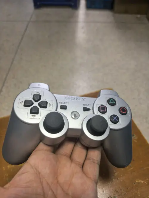 这次来的是PS3的无线银色手柄。下面是功能简介，PS3 银色无线手柄 (DualShock 3 Satin Silver) 
 型号：Sony 原装 CECHZC2U，satin silver（哑光银/绸缎银） 经典人体工学握把，银色磨砂金属质感外壳，搭配黑色摇杆与...